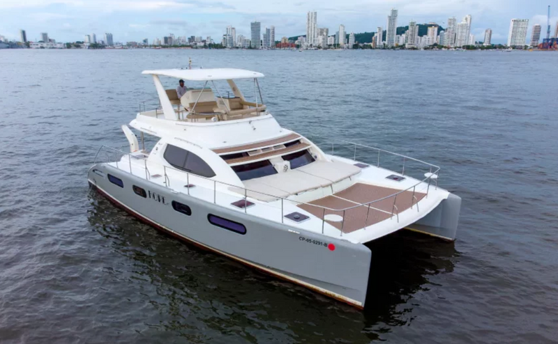 Yate privado en la bahía de Cartagena con el skyline de Bocagrande al fondo