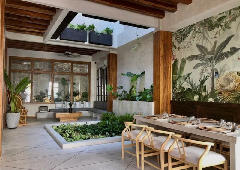 Cumpleaños 40, 50 o 60 en Cartagena: patio interior de casa colonial con mesa puesta para la cena del chef