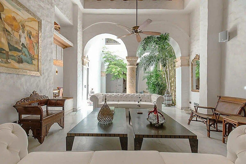 Villa colonial con servicio y chef en el Centro Histórico de Cartagena: salón de doble altura con arcos y patio interior