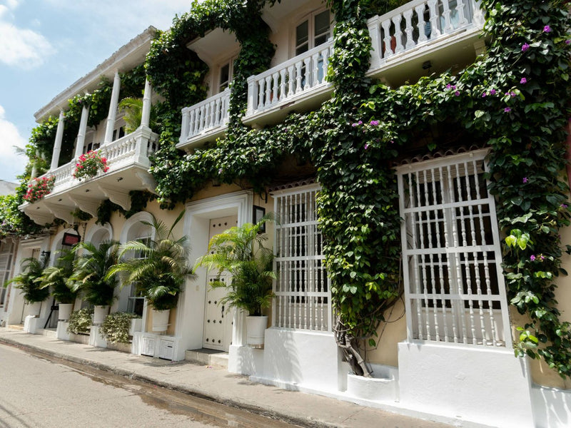 Fin de semana de boda en Cartagena: fachada de casa colonial con balcones blancos y buganvilla en el Centro Histórico