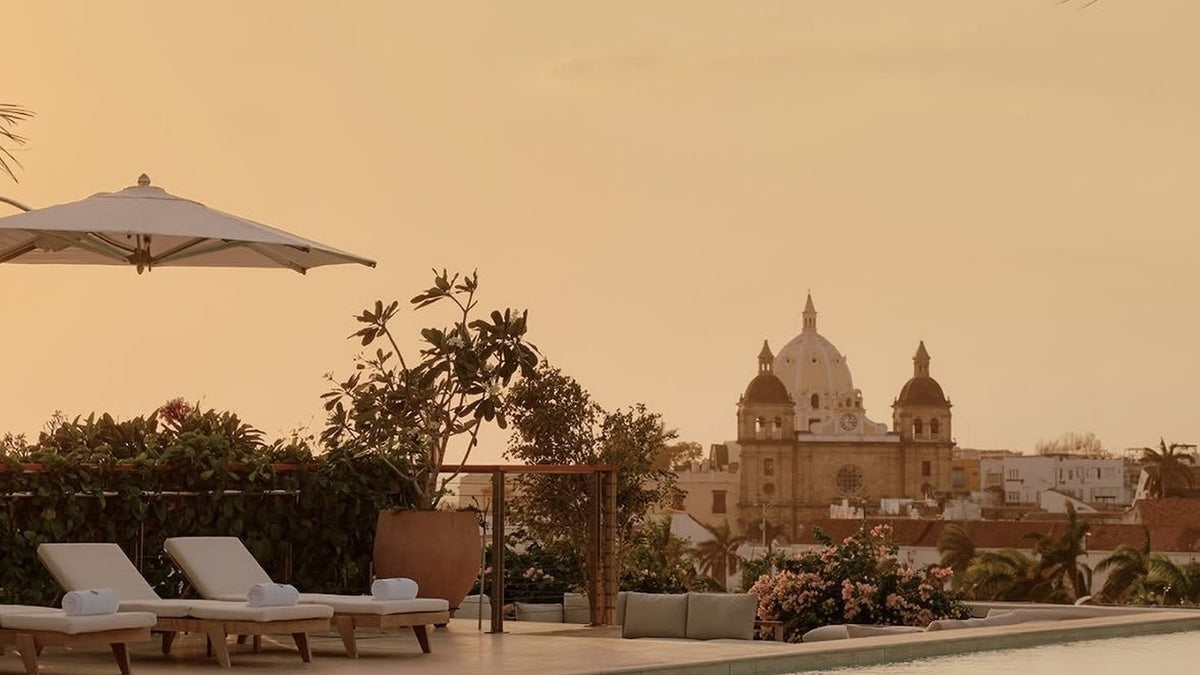 Piscina infinita en una terraza de Cartagena al atardecer, con la Catedral de San Pedro Claver al fondo