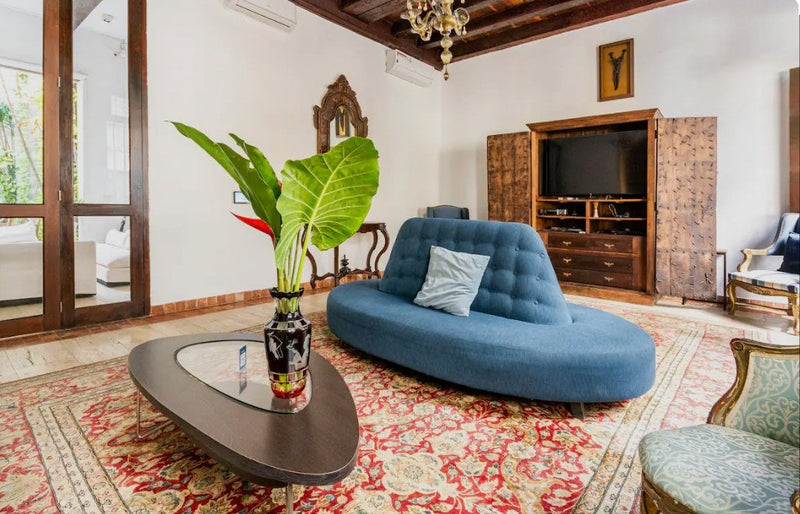 Retiro corporativo en Cartagena: salón de casa colonial con vigas de madera para reuniones del equipo